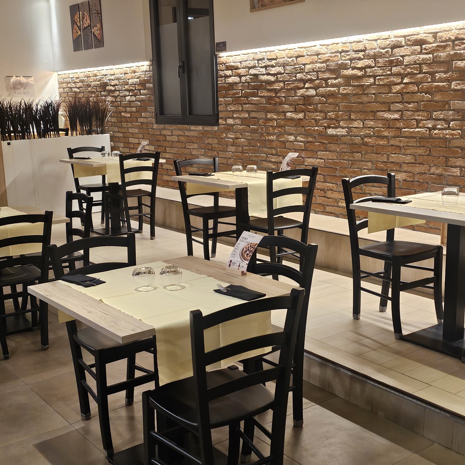Prima sala Pizzarama con parete in mattoni