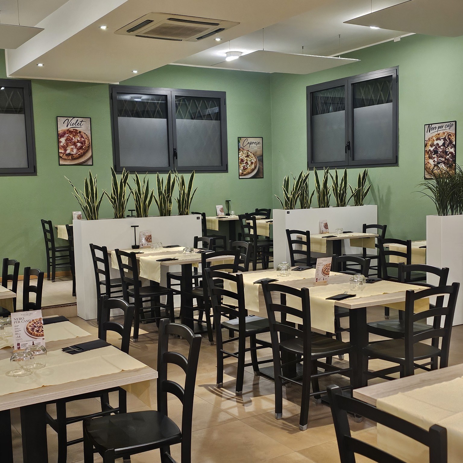 Sala originale Pizzarama dalle pareti verde salvia