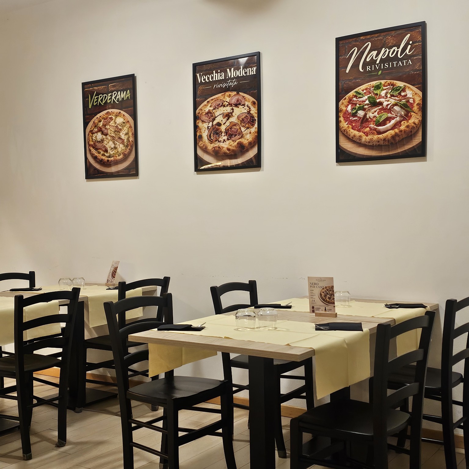 Seconda sala Pizzarama con quadri delle pizze